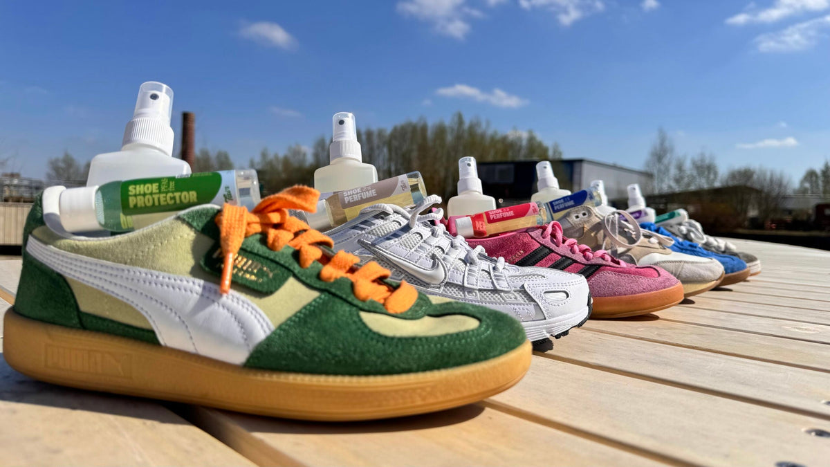 Rij sneakers met Fair Shoe Care Shoe Protector erbovenop in de zon