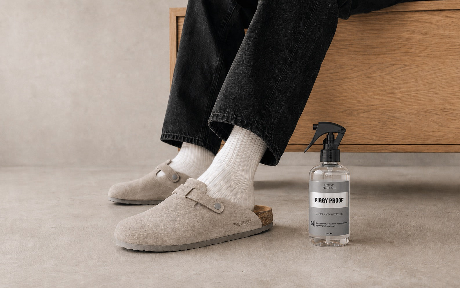 Suède Birkenstock clogs naast een fles Piggy Proof Active Perfume 04 tegen stinkende Birkenstocks